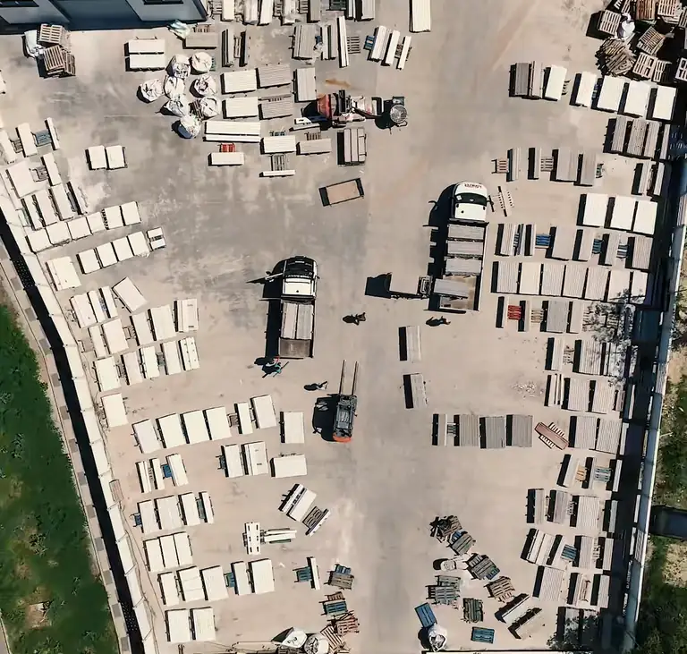 Skladová plocha továrny, nafocená shora dronem