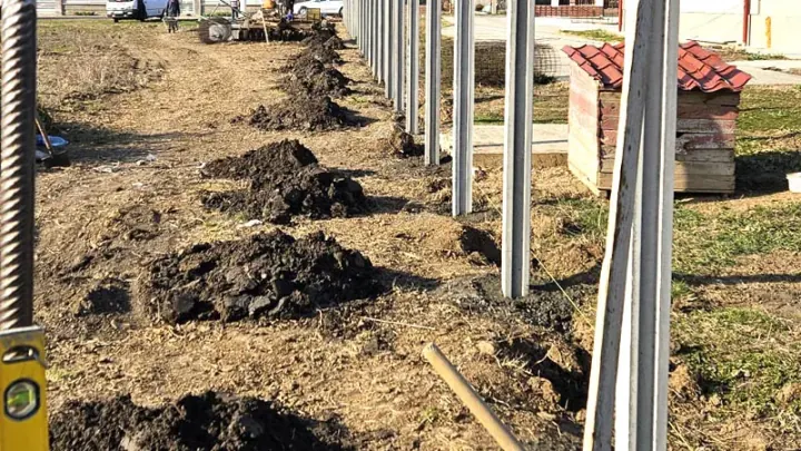 Montáž plotu: výkopy a betonové sloupky na pozemku
