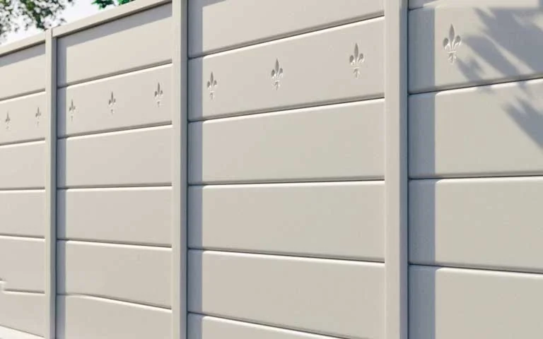 Betonový plot s vodorovnými deskami a řadou reliéfních lilií