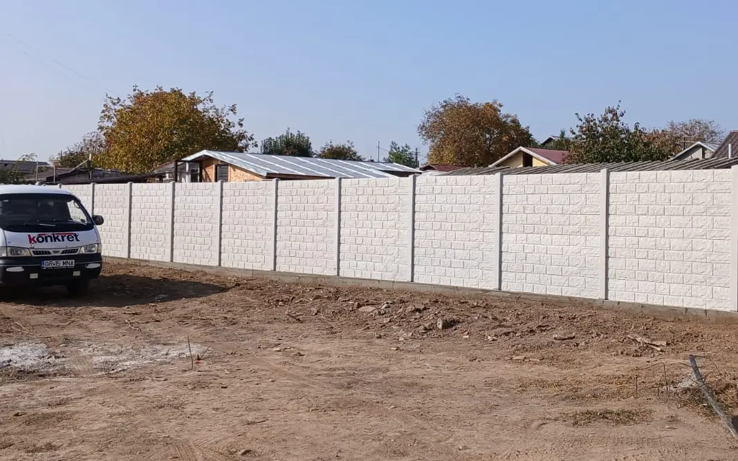 Vozidlo Konkret Line u hotového betonového plotu